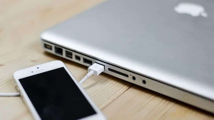 bahaya charger smartphone lewat laptop