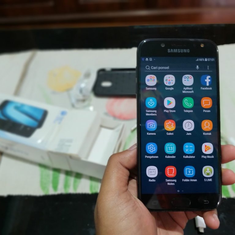 Samsung Galaxy J5 Pro with Hand